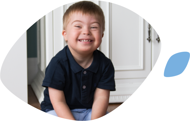 Una sonriente mamÃ¡ asiÃ¡tica carga a su niño chiquito, que está de frente a su sonriente abuela.